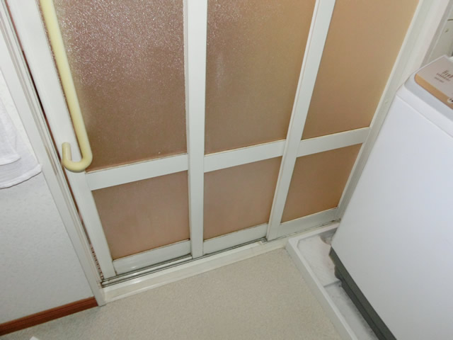 浴室中折れ引戸の樹脂パネル修理、交換　名古屋市中川区